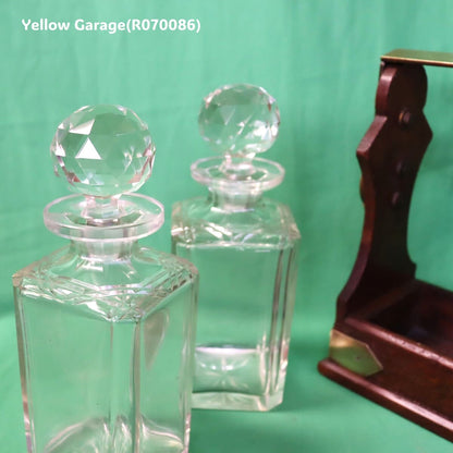 ロック付きアンティークデキャンタ・キャディ・グラス2個左