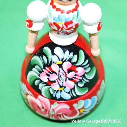 【ハンガリー製 ハンドペイント木製人形】民族衣装デザインのミニコンテナ型人形（ヴィンテージ風）