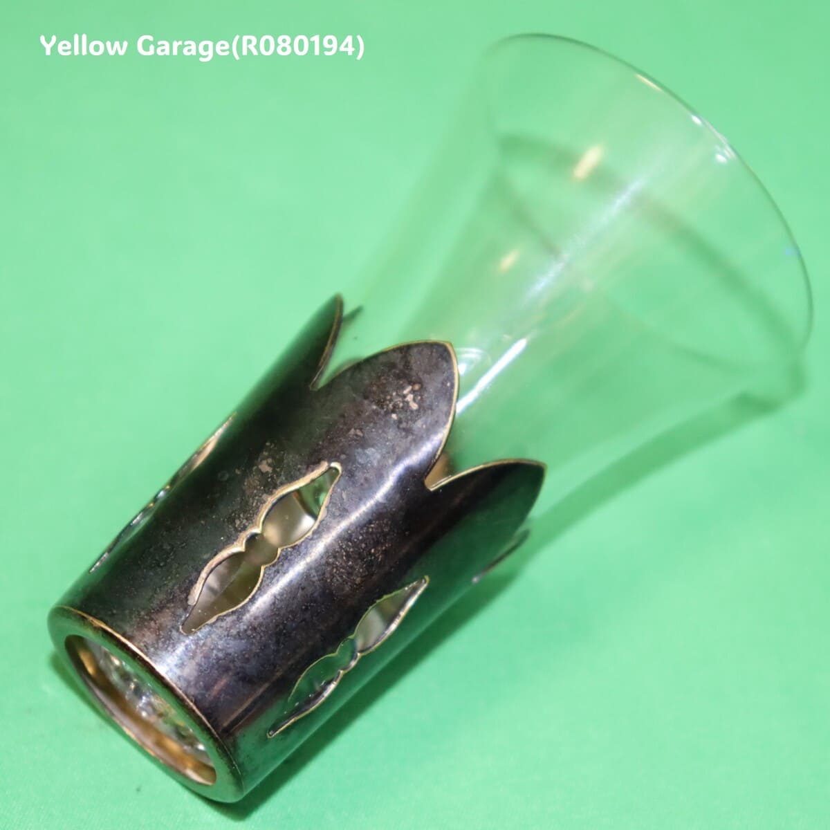 透明感のあるガラスにシルバー調の袴（はかま）を合わせた趣深いアンティークグラス4個セット_口右上アップ