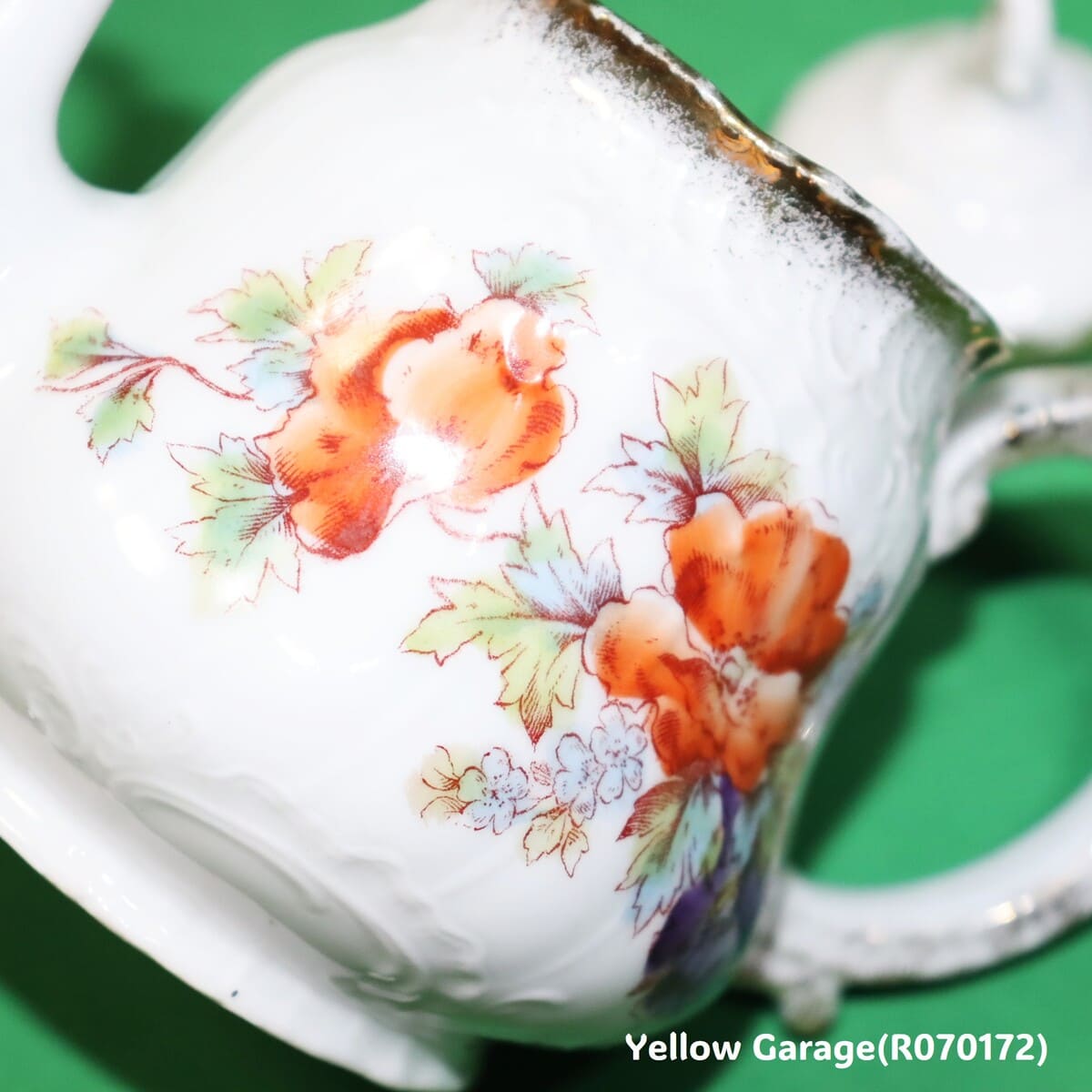 小振りなサイズが特徴のアンティーク・ティーセット＿ポット絵柄アップ