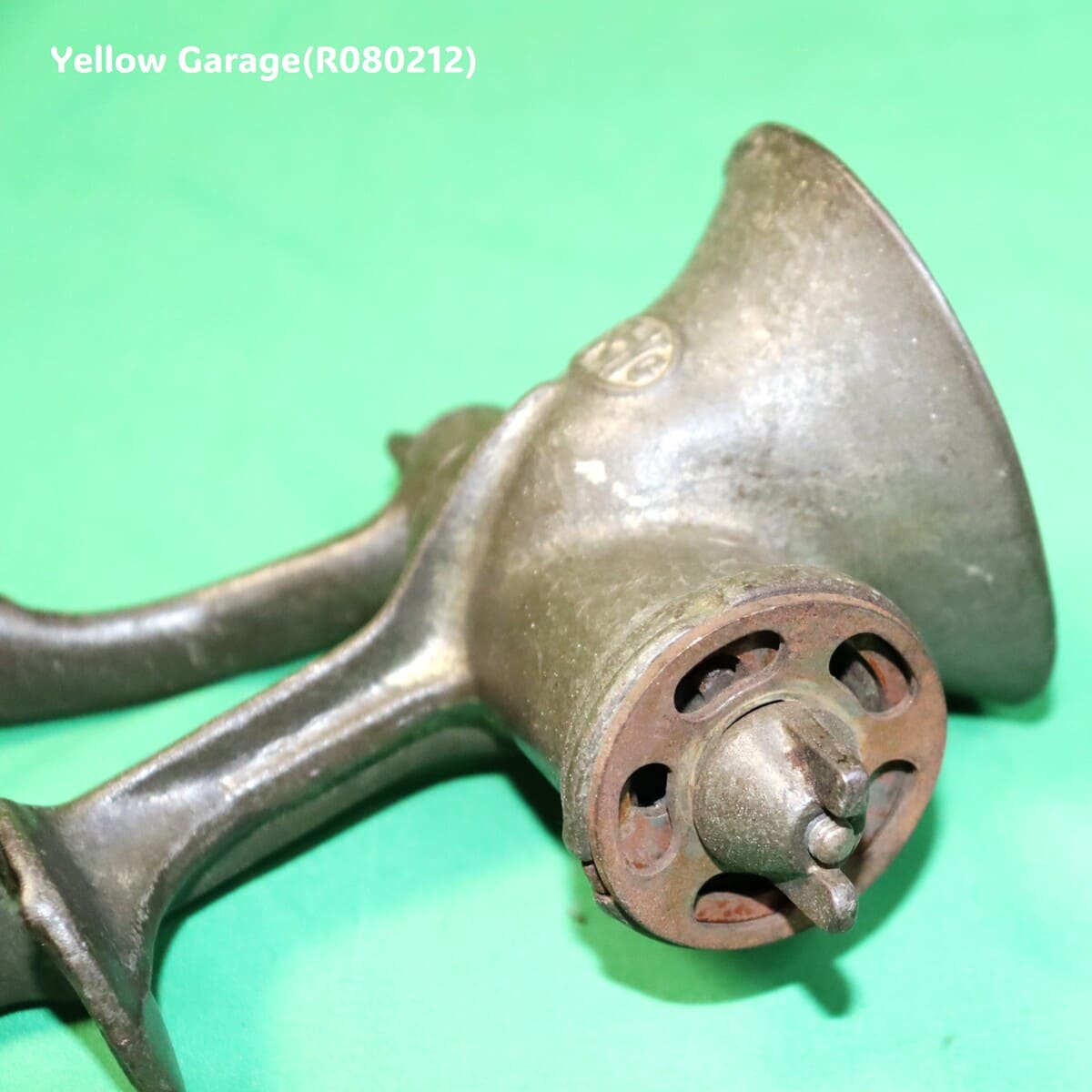 20世紀初頭の英国で使用されていたと考えられるSPONG（スポング）社製 アンティーク・ミートグラインダー＿アップ出口