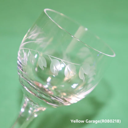 繊細なスズランと葉の文様がエッチングで施された脚付きの小さなグラス2客セット＿超アップ右上