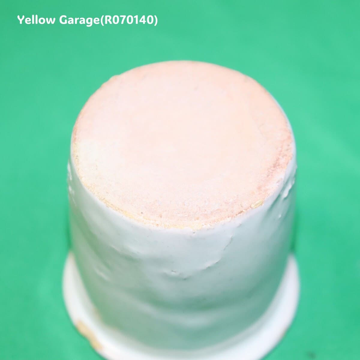 この小さな白釉の陶器容器は、手づくりならではの柔らかなゆらぎと経年による風合いが魅力のアンティークアイテムです_底正面大