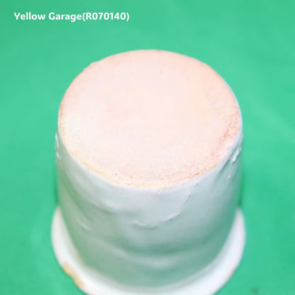 この小さな白釉の陶器容器は、手づくりならではの柔らかなゆらぎと経年による風合いが魅力のアンティークアイテムです_底正面大