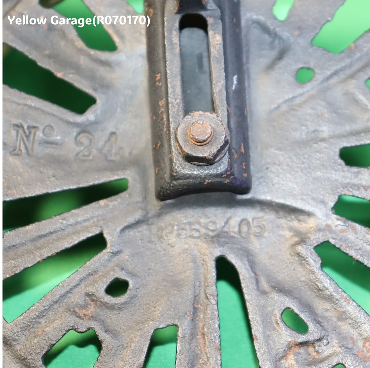 19世紀末から20世紀初頭のヨーロッパで使用されていたと考えられる鋳鉄製の暖炉アクセサリー＿文字アップ