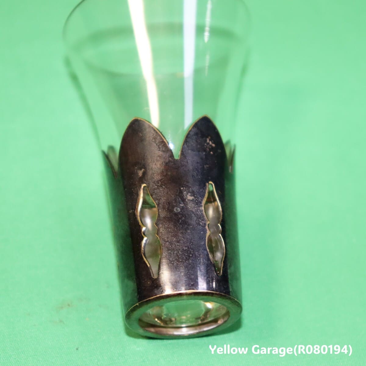 透明感のあるガラスにシルバー調の袴（はかま）を合わせた趣深いアンティークグラス4個セット_口上アップ袴