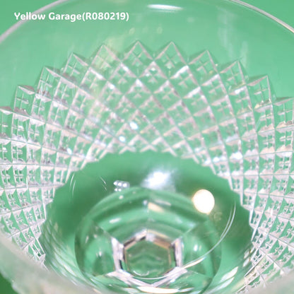 エドワーディアン様式（20世紀初頭）の影響を色濃く感じさせるアンティークのカットガラス製シャンパンクープ（ソーサー型グラス）＿超アップ口