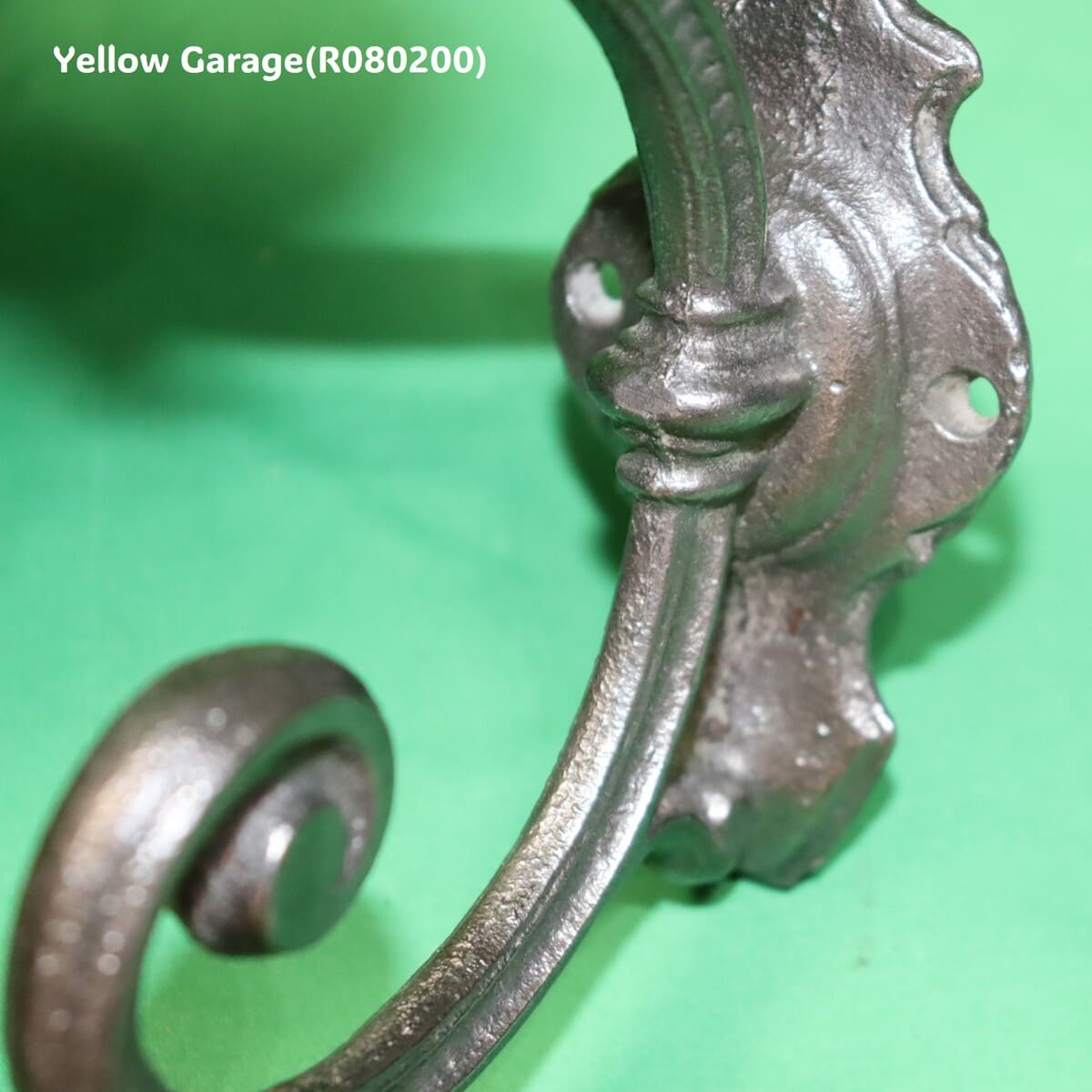 19世紀末から20世紀初頭にかけてヨーロッパの家庭玄関で実際に使われていたアンティークの壁付けフック_取り付け部超アップ