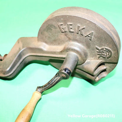 鋳鉄製の重厚な本体に手廻しハンドルとテーブル固定用クランプを備えたアンティークのグリーンビーンカッター（野菜裁断機）＿横