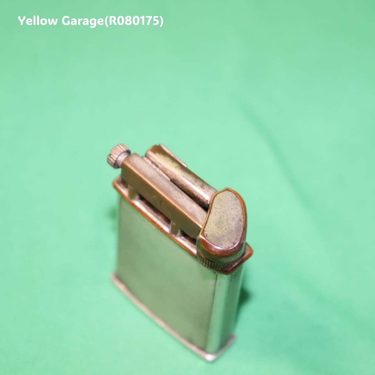 イギリス製のビンテージオイルライター＿蓋閉じ右下