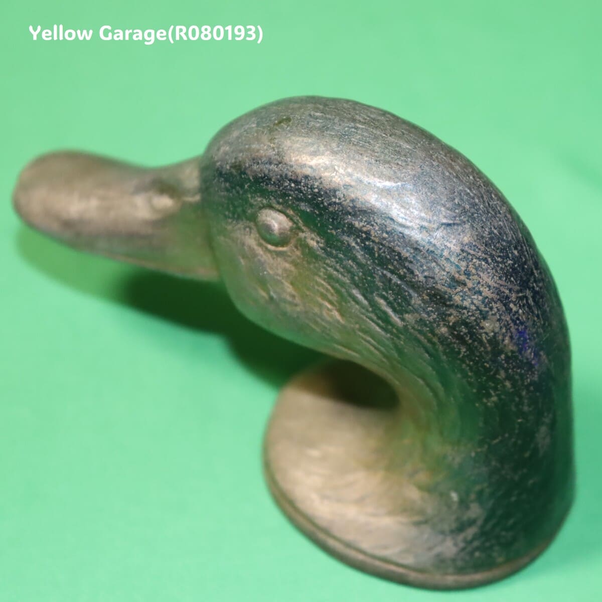 フランス・パリの老舗金物商 KIRBY, BEARD &amp; Co. によって製作されたアヒル（DUCK）をモチーフにした真鍮製ヴィンテージ・ボトルオープナー＿アップ左上