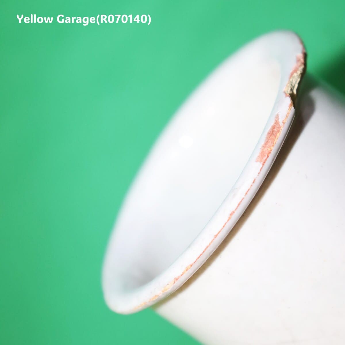 この小さな白釉の陶器容器は、手づくりならではの柔らかなゆらぎと経年による風合いが魅力のアンティークアイテムです_淵のカケ大