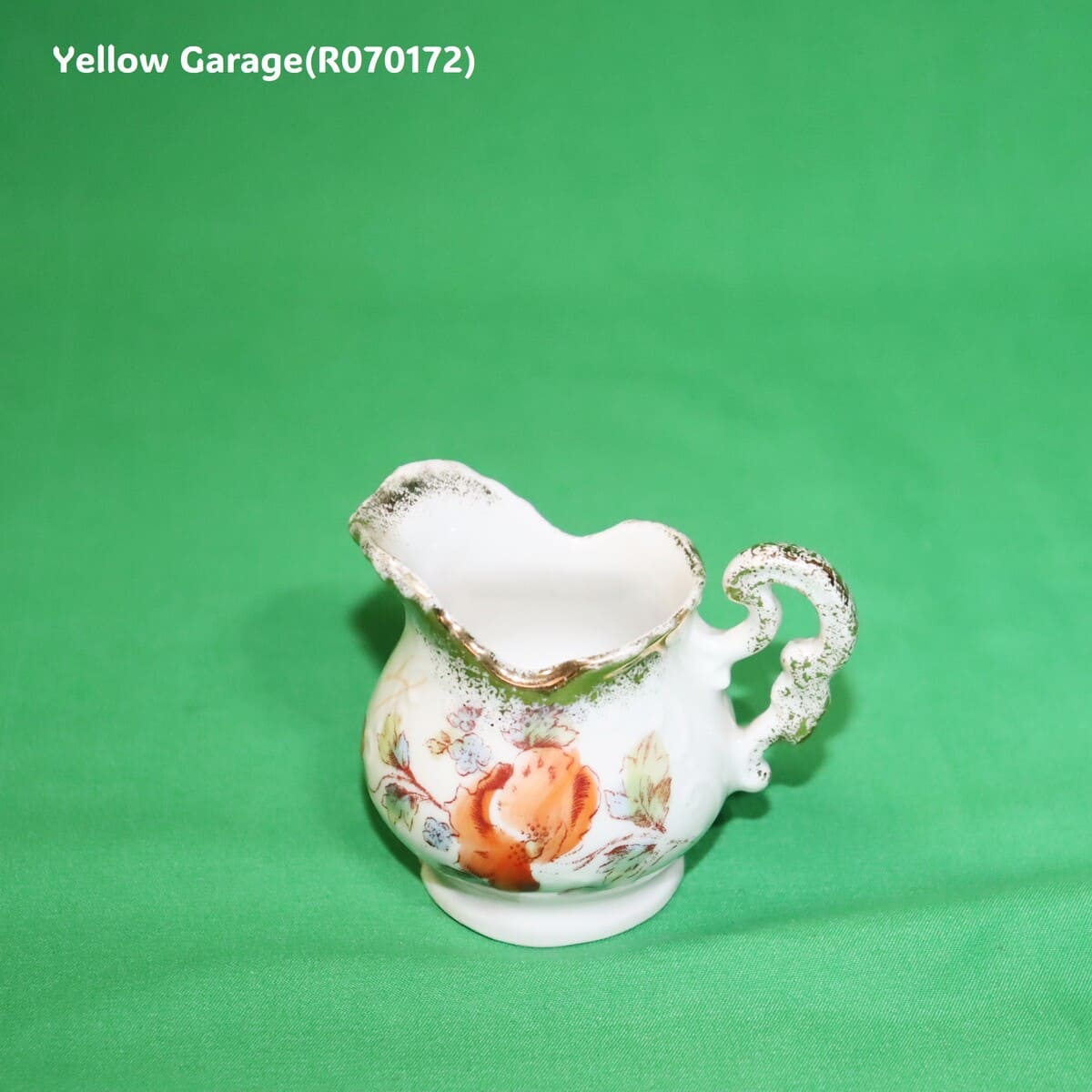 小振りなサイズが特徴のアンティーク・ティーセット＿ミルク全体