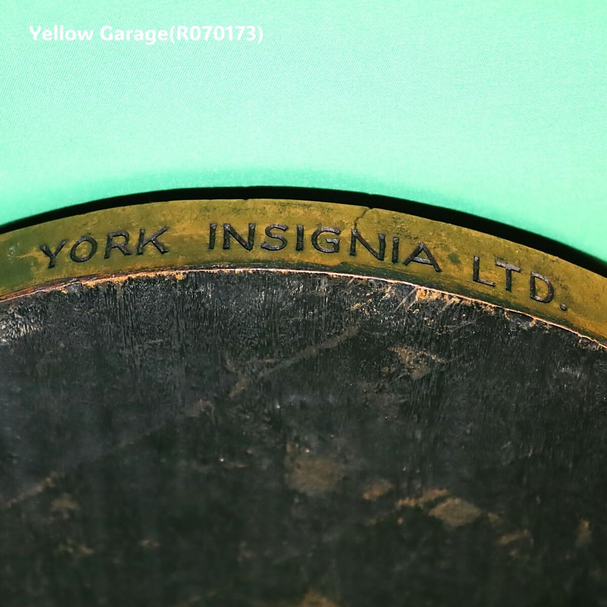 英国を代表するゴシック大聖堂ヨーク・ミンスター（York Minster） をモチーフに制作された木製・円形の壁掛け装飾パネル＿裏から側面の文字