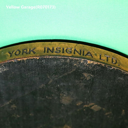 英国を代表するゴシック大聖堂ヨーク・ミンスター（York Minster） をモチーフに制作された木製・円形の壁掛け装飾パネル＿裏から側面の文字