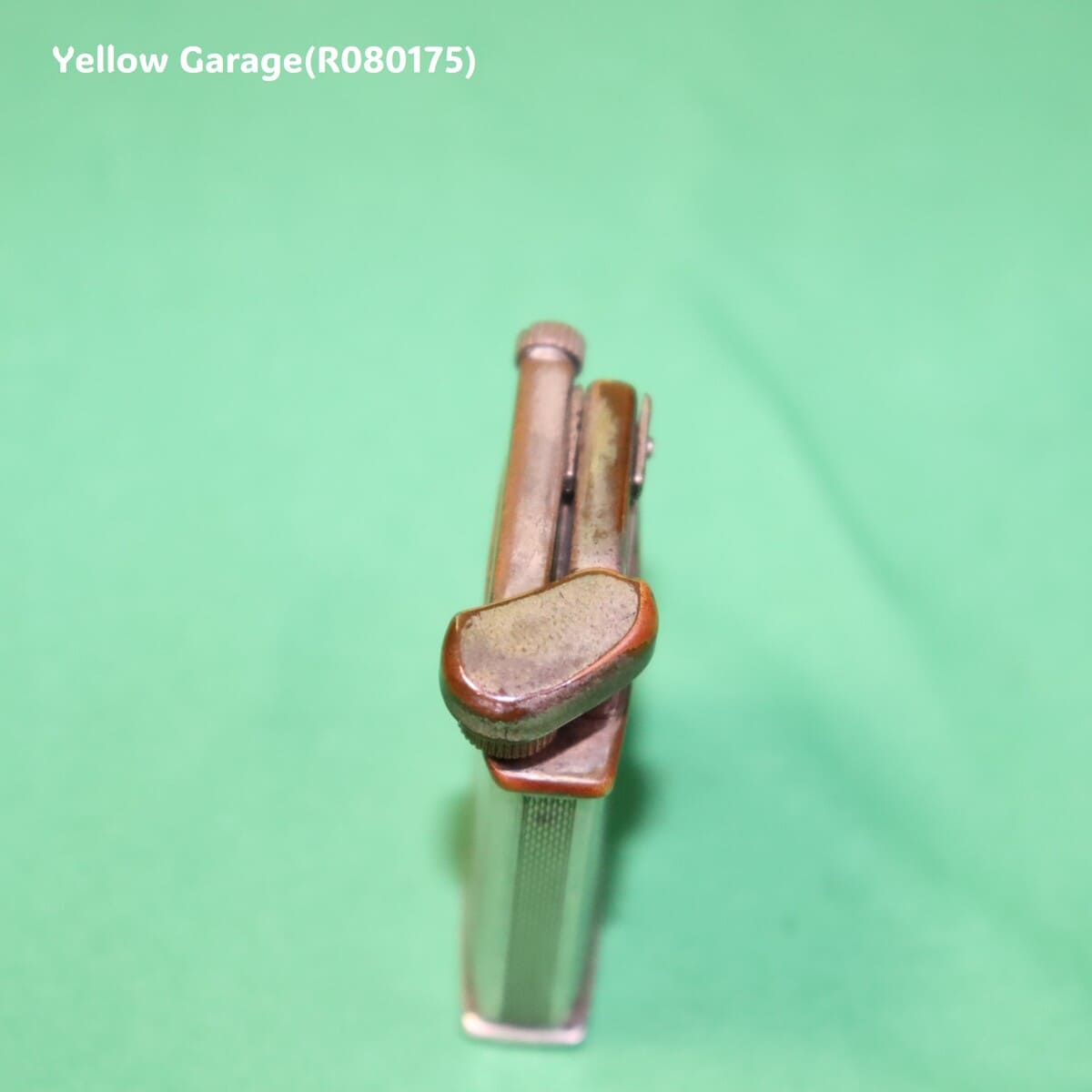 イギリス製のビンテージオイルライター＿蓋閉じ下正面
