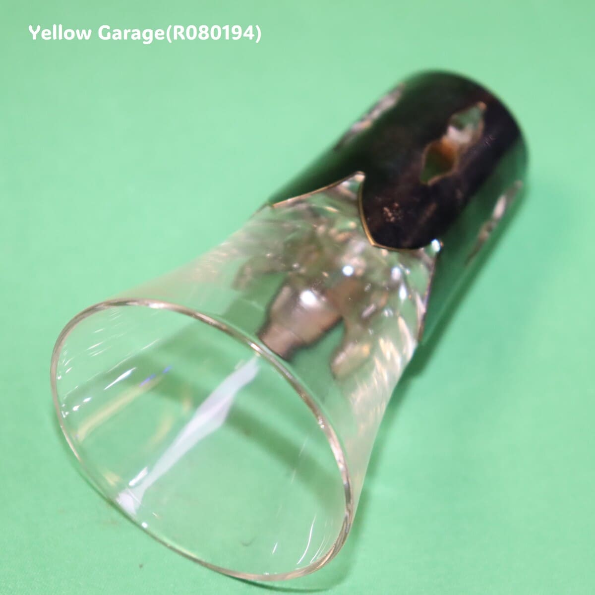 透明感のあるガラスにシルバー調の袴（はかま）を合わせた趣深いアンティークグラス4個セット_口左下アップ