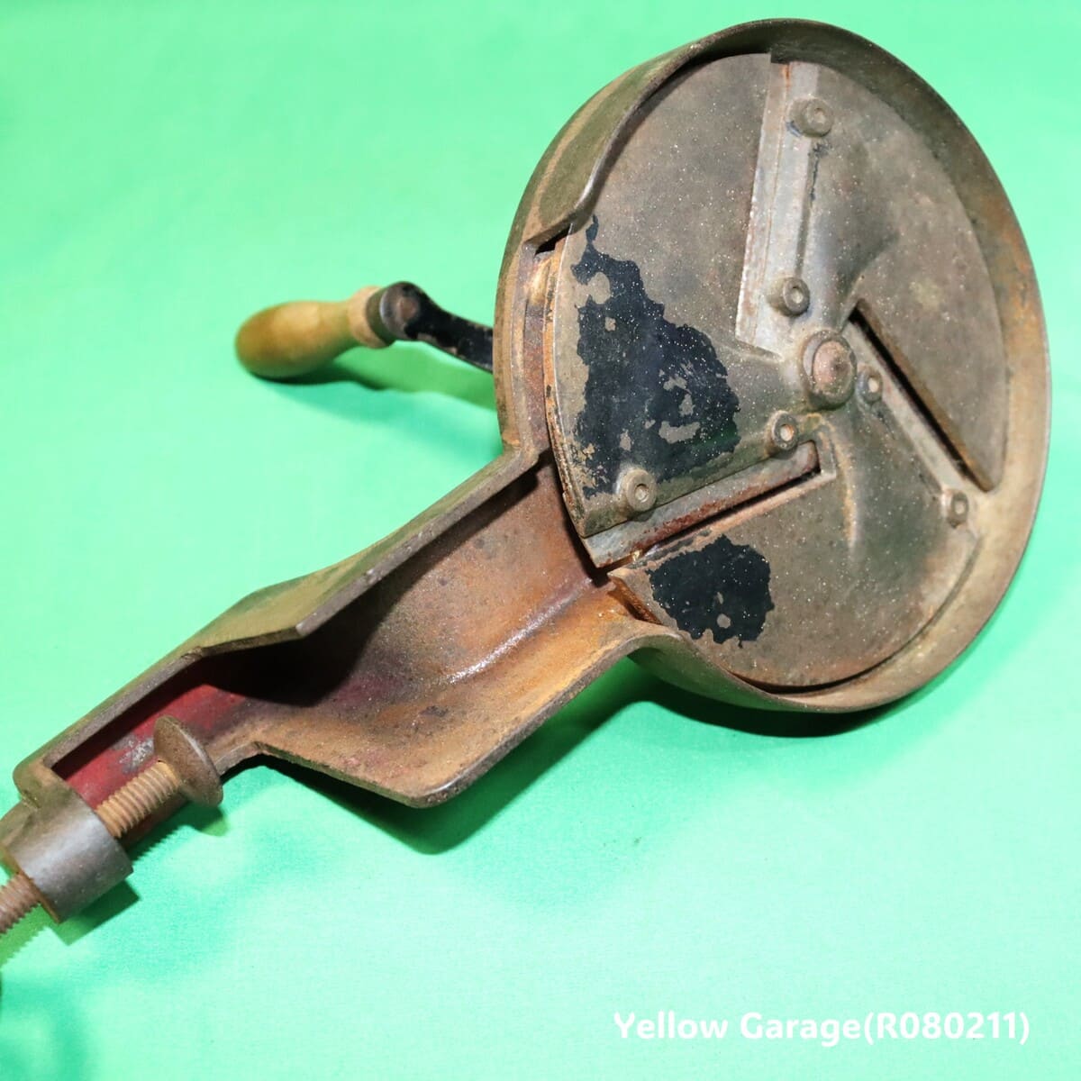 鋳鉄製の重厚な本体に手廻しハンドルとテーブル固定用クランプを備えたアンティークのグリーンビーンカッター（野菜裁断機）＿横裏