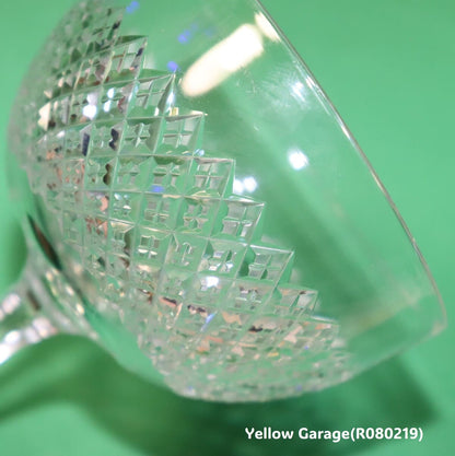 エドワーディアン様式（20世紀初頭）の影響を色濃く感じさせるアンティークのカットガラス製シャンパンクープ（ソーサー型グラス）＿超アップ右上