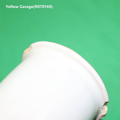 この小さな白釉の陶器容器は、手づくりならではの柔らかなゆらぎと経年による風合いが魅力のアンティークアイテムです_フチ拡大