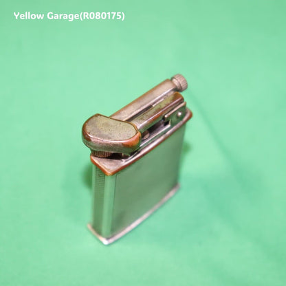 イギリス製のビンテージオイルライター＿蓋閉じ左下