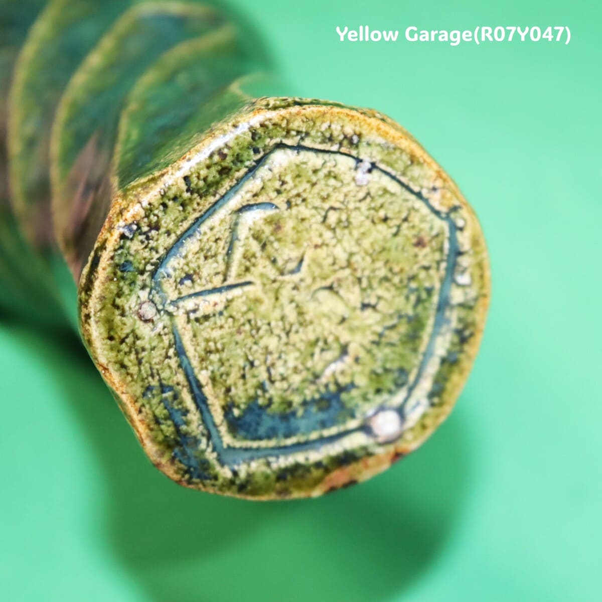 伝統の美濃織部に、現代造形の息吹を
ねじりのフォルムが生む陰影と、深緑の釉が響き合う
棚橋淳の手仕事銘