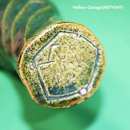 伝統の美濃織部に、現代造形の息吹を
ねじりのフォルムが生む陰影と、深緑の釉が響き合う
棚橋淳の手仕事銘