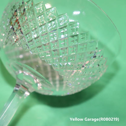 エドワーディアン様式（20世紀初頭）の影響を色濃く感じさせるアンティークのカットガラス製シャンパンクープ（ソーサー型グラス）＿超アップ右上ちょっとした