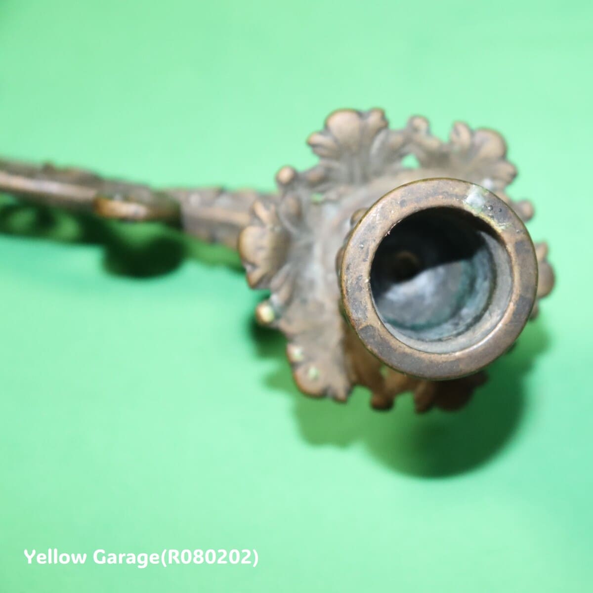 19世紀末から20世紀初頭にかけてヨーロッパ（おそらくフランスまたはイギリス）で製造されたと考えられるキャンドルスタンド＿キャンドルスタンド部穴