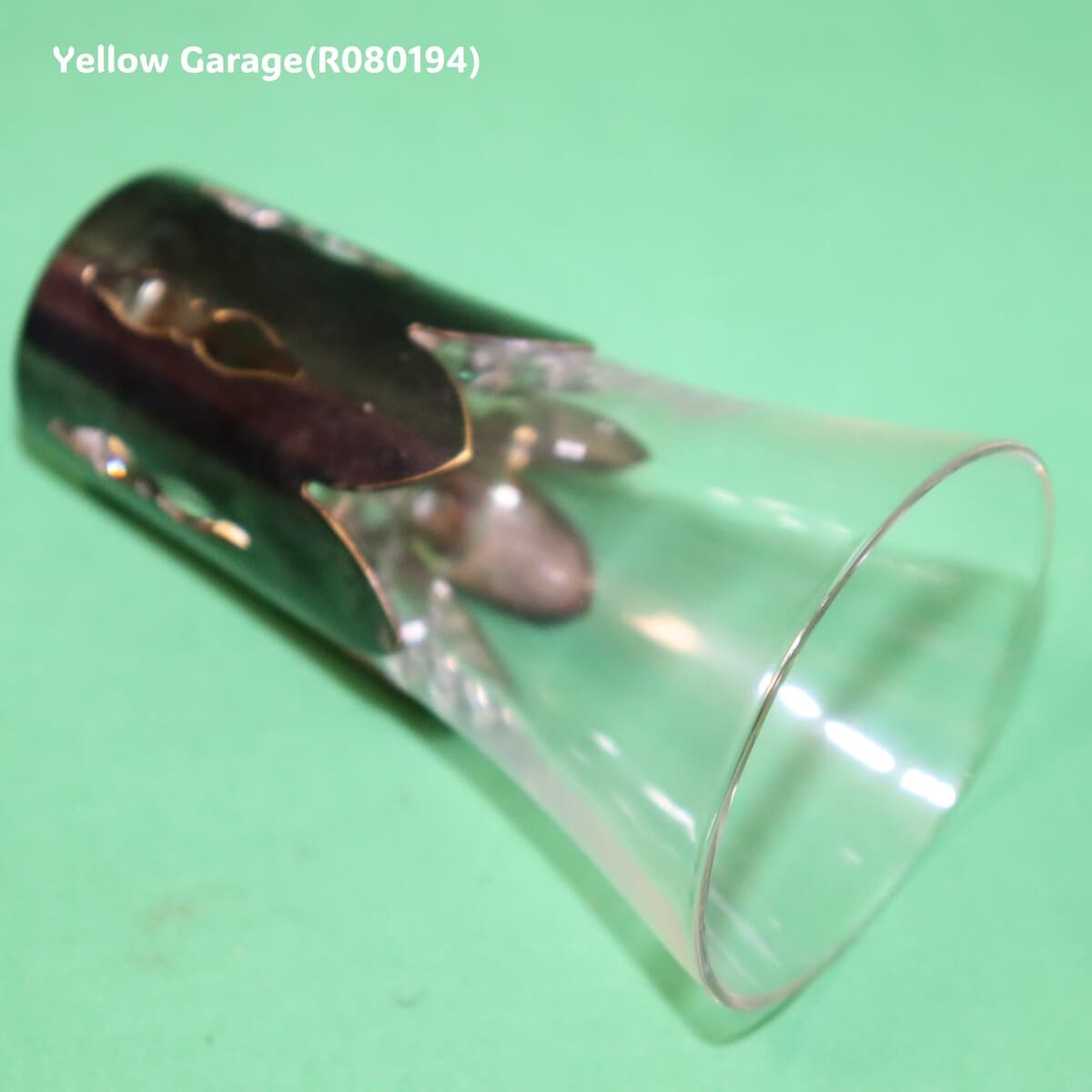 透明感のあるガラスにシルバー調の袴（はかま）を合わせた趣深いアンティークグラス4個セット_口右下アップ