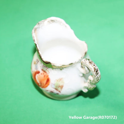 小振りなサイズが特徴のアンティーク・ティーセット＿ミルク上から中