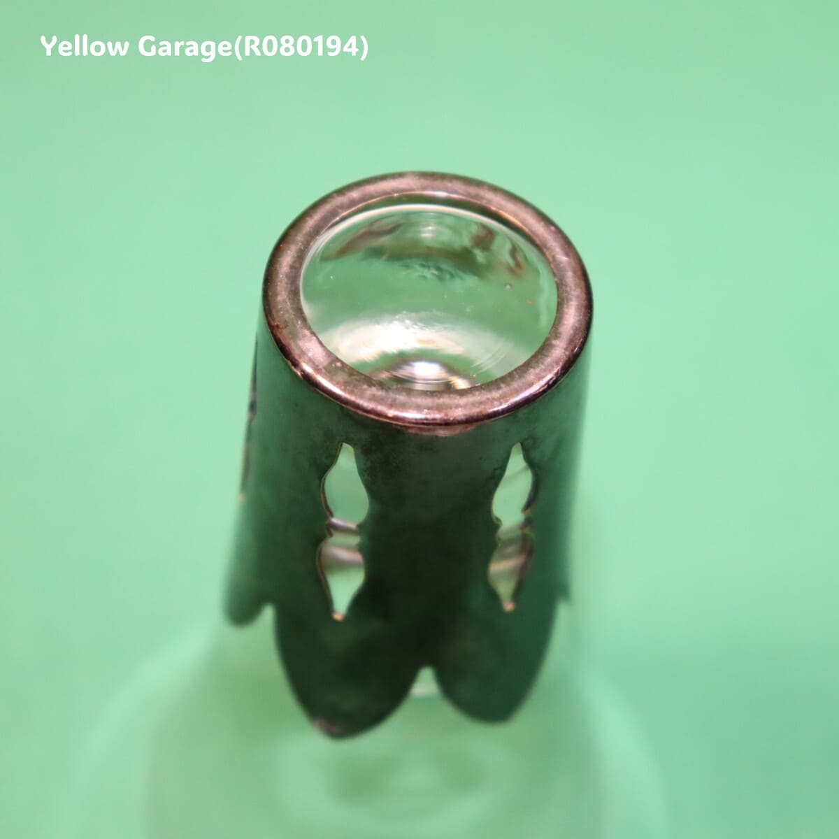 透明感のあるガラスにシルバー調の袴（はかま）を合わせた趣深いアンティークグラス4個セット_底アップ