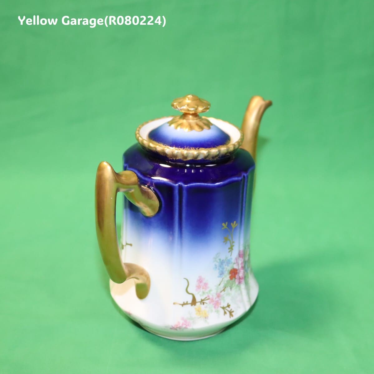 19世紀末〜20世紀初頭に製造されたフランス・リモージュのアンティークティーセット_ポット右奥