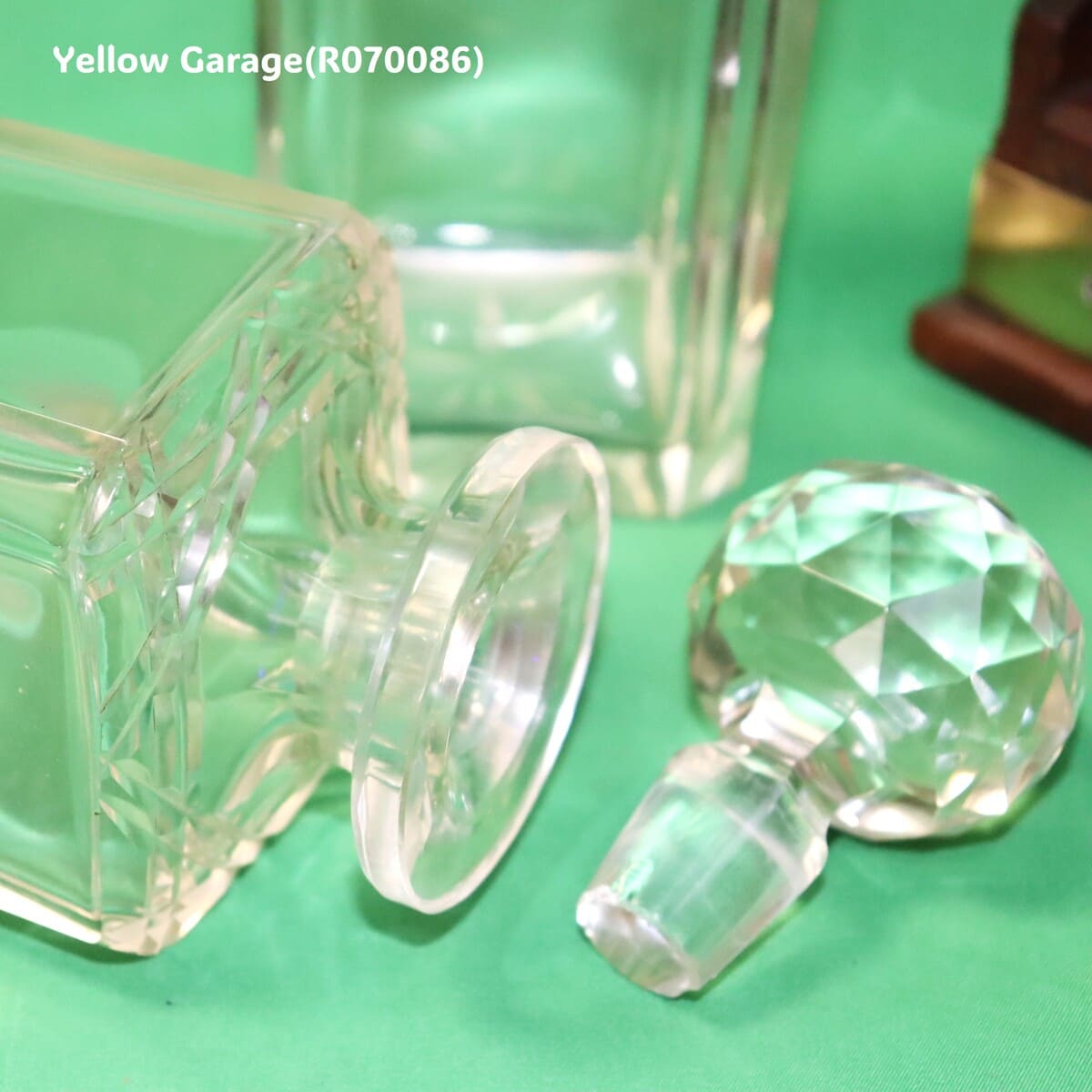 ロック付きアンティークデキャンタ・キャディ・グラス栓下から