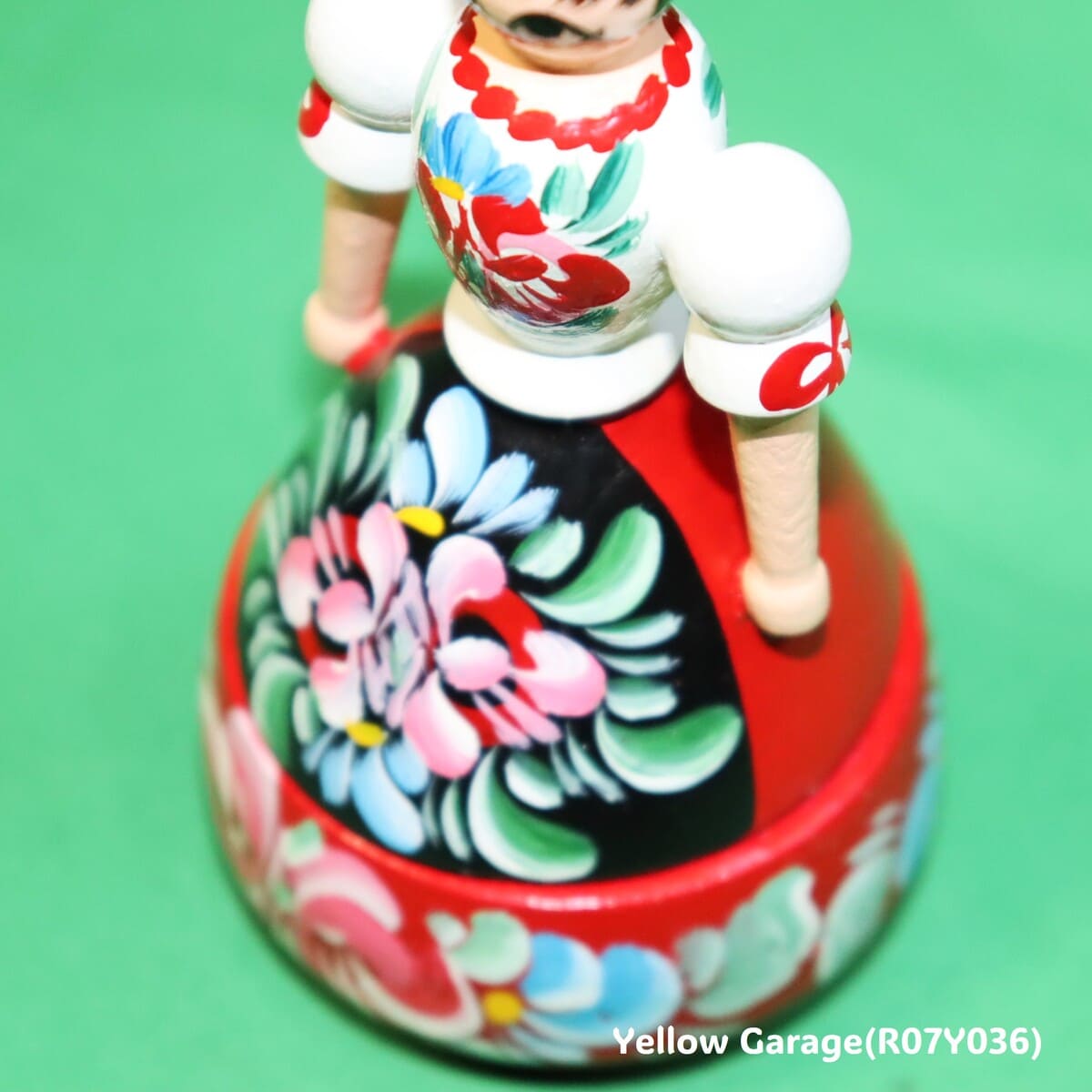 【ハンガリー製 ハンドペイント木製人形】民族衣装デザインのミニコンテナ型人形（ヴィンテージ風）