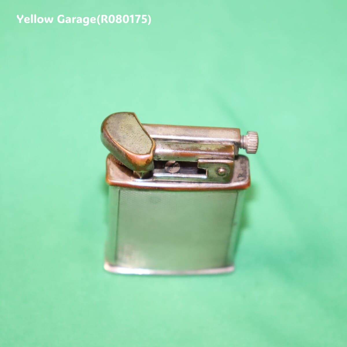 イギリス製のビンテージオイルライター＿蓋閉じ水平