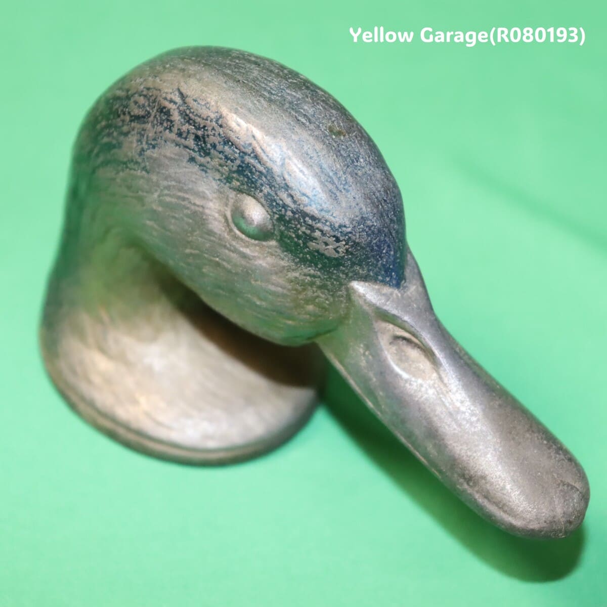 フランス・パリの老舗金物商 KIRBY, BEARD &amp; Co. によって製作されたアヒル（DUCK）をモチーフにした真鍮製ヴィンテージ・ボトルオープナー＿アップ右下