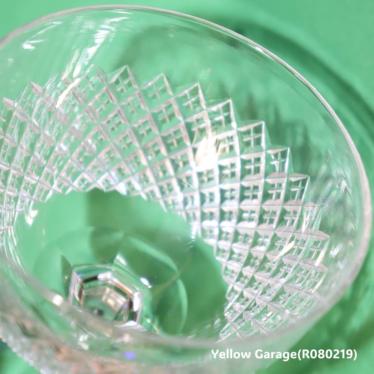 エドワーディアン様式（20世紀初頭）の影響を色濃く感じさせるアンティークのカットガラス製シャンパンクープ（ソーサー型グラス）＿超アップ右上から