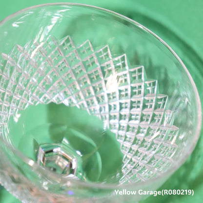 エドワーディアン様式（20世紀初頭）の影響を色濃く感じさせるアンティークのカットガラス製シャンパンクープ（ソーサー型グラス）＿超アップ右上から