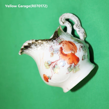 小振りなサイズが特徴のアンティーク・ティーセット＿ミルク横