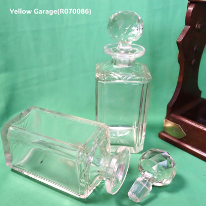 ロック付きアンティークデキャンタ・キャディ・ボトル２個