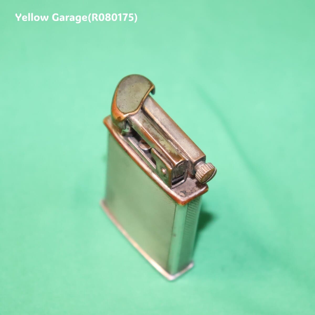 イギリス製のビンテージオイルライター＿蓋閉じ左上