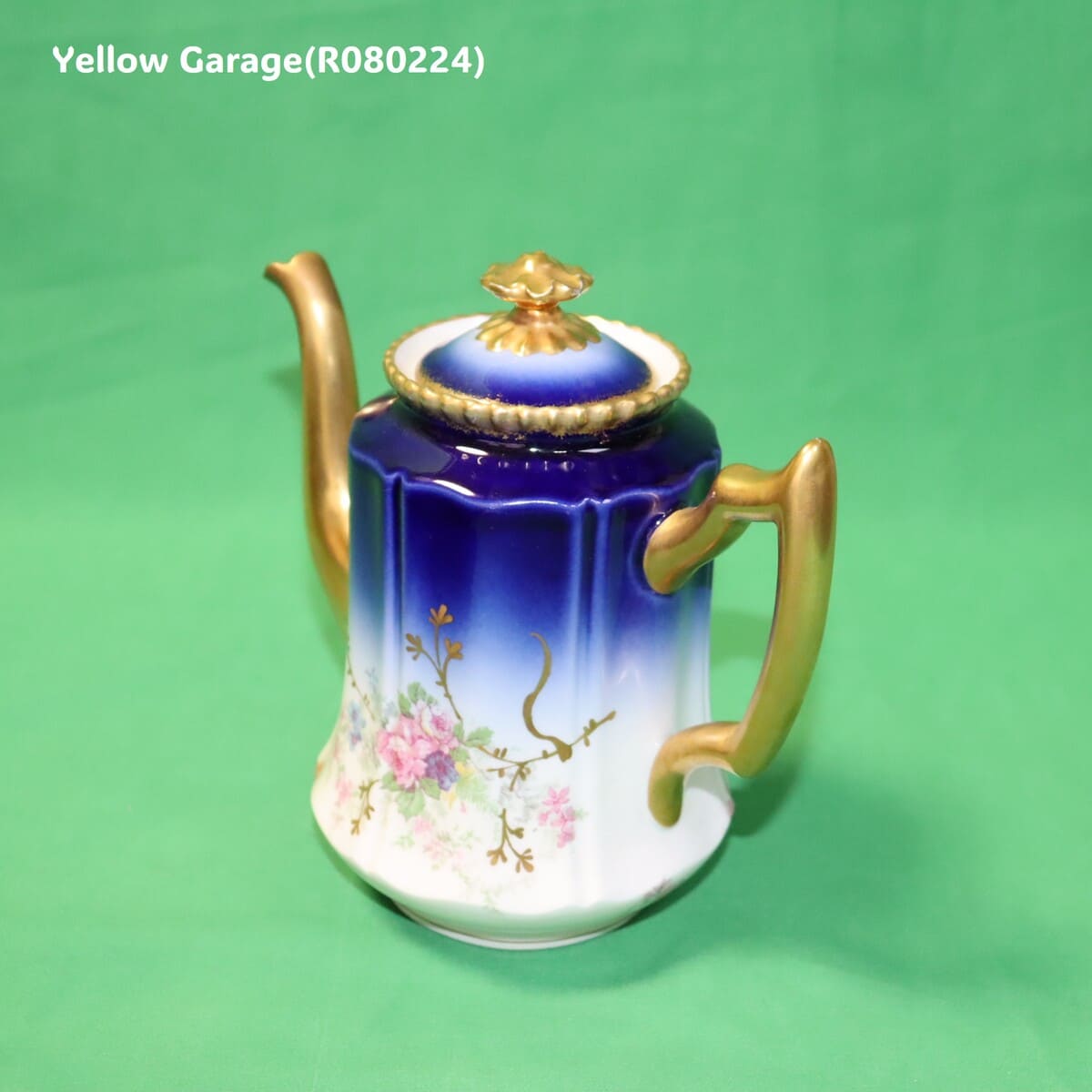 19世紀末〜20世紀初頭に製造されたフランス・リモージュのアンティークティーセット_ポット左奥