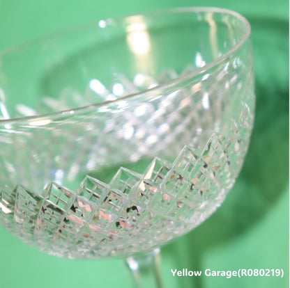 エドワーディアン様式（20世紀初頭）の影響を色濃く感じさせるアンティークのカットガラス製シャンパンクープ（ソーサー型グラス）＿超アップ左上