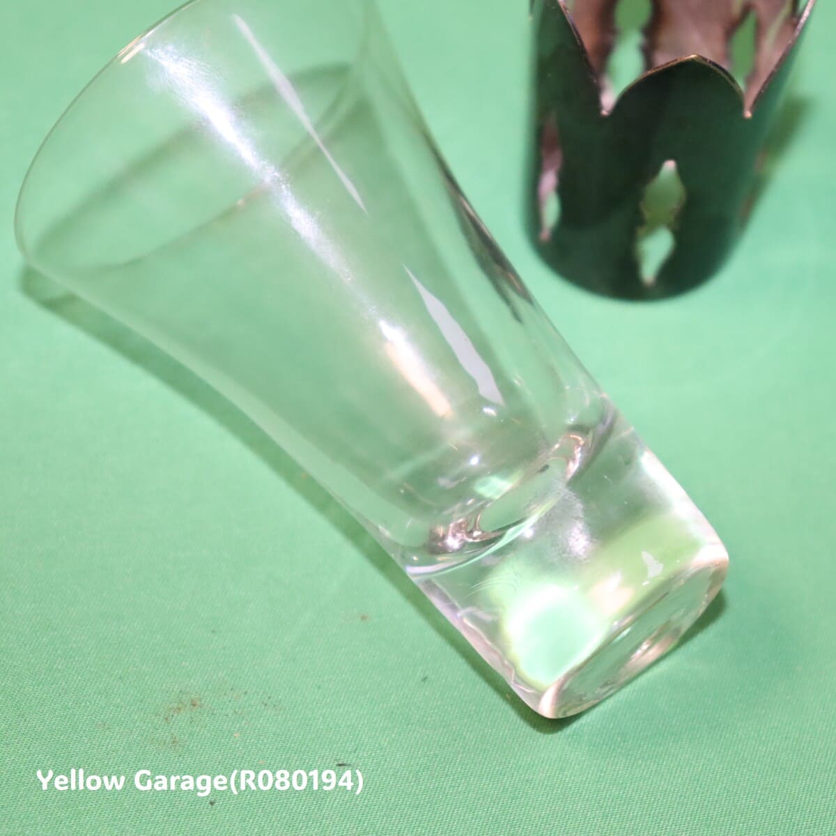 透明感のあるガラスにシルバー調の袴（はかま）を合わせた趣深いアンティークグラス4個セット_グラスアップ