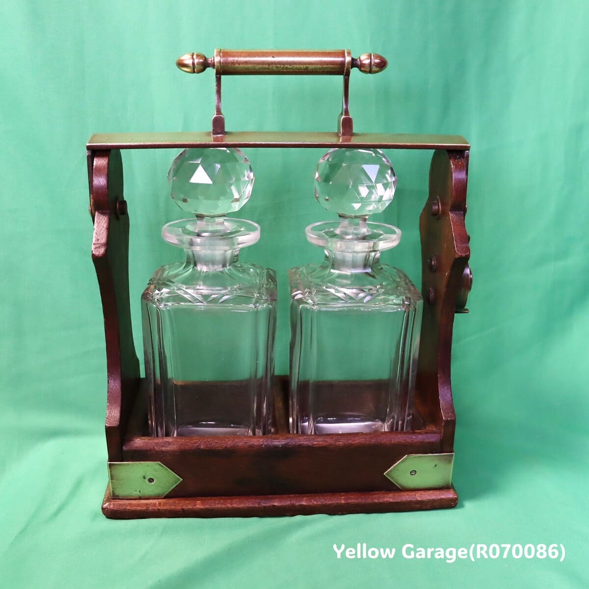 【H.J. Linton製】ロック付きアンティークデキャンタ・キャディ＿正面