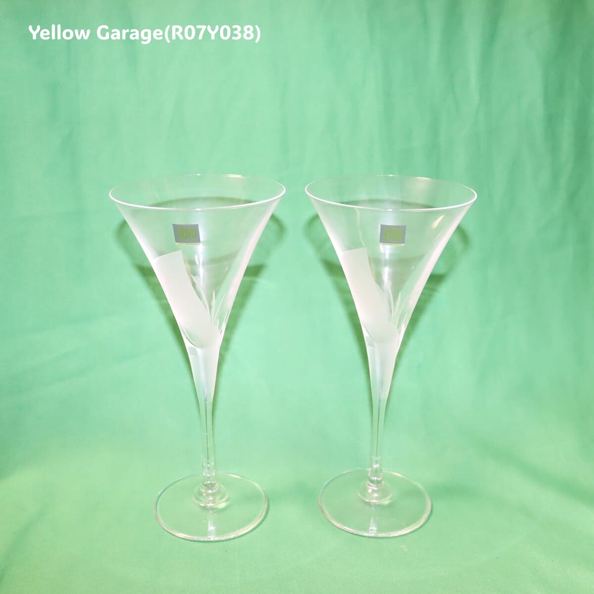 上品な曲線美とフロスト加工が魅せる
HOYAの芸術品正面