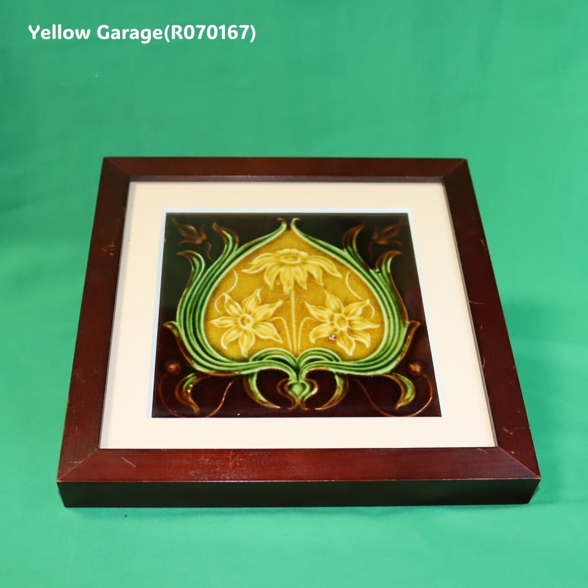 19世紀末から20世紀初頭にかけてヨーロッパで制作されたと考えられる装飾用の陶製タイル を後年に額装したアンティーク作品＿正面