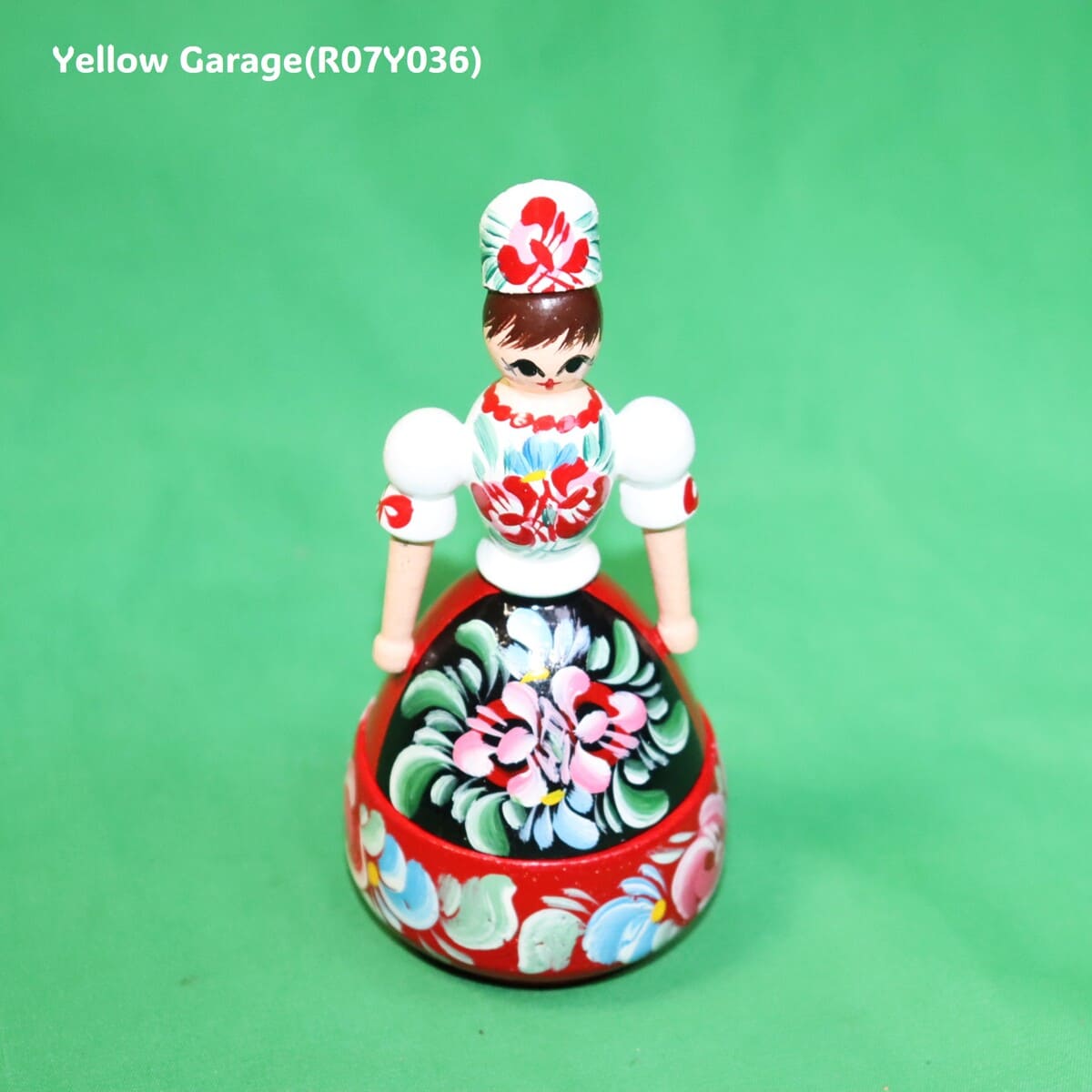 手のひらサイズの可憐なハンガリー娘が、小物入れに変身
鮮やかな彩色が魅力の一点物！正面