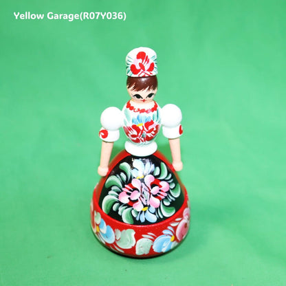 手のひらサイズの可憐なハンガリー娘が、小物入れに変身
鮮やかな彩色が魅力の一点物！正面